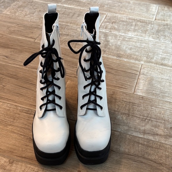 Madden Girl Shoes - Madden Girl Stylish White Lace-Up Women's Boots- size 7.5